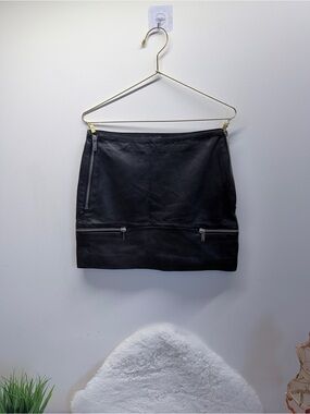 XS Leather Zara Black Mini Skirt with Zipper Accents 🔥